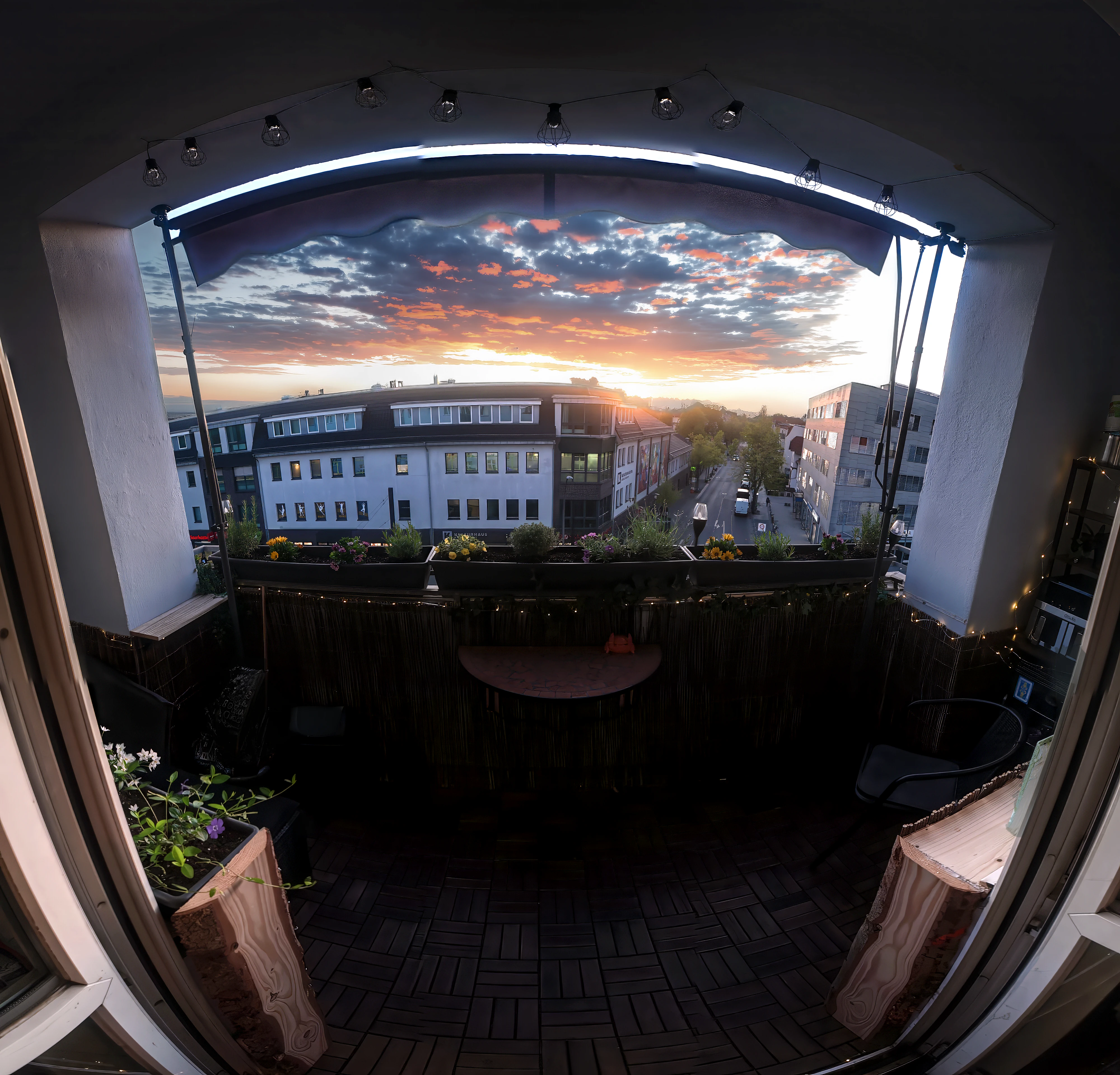 Dachterrasse des 1042 Studios bei Sonnenuntergang