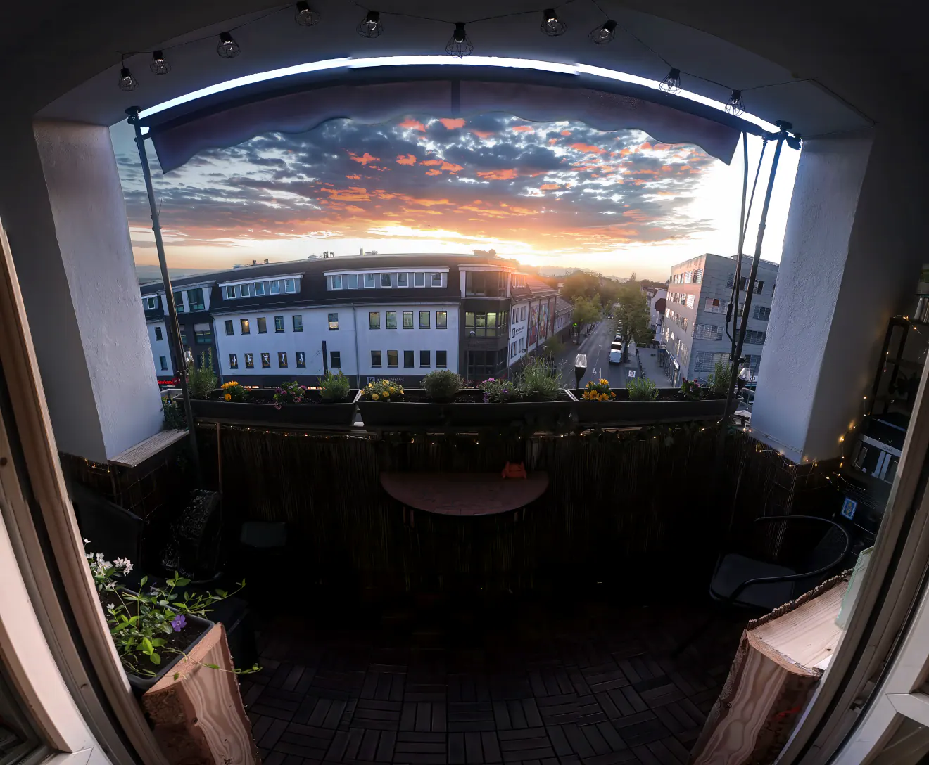 Dachterrasse des 1042 Studios bei Sonnenuntergang